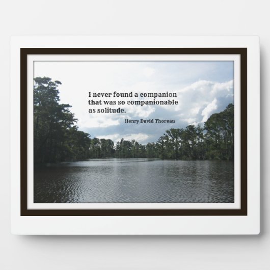 Citaat over eenzaamheid op de rivierplaats. fotoplaat (Voorkant)