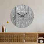 Citation d'amour rustique en bois gris Mariage Ann<br><div class="desc">Horloge anniversaire mariage avec une citation romantique "Je suis amoureux de chaque moment passé avec vous" pour express votre amour.Personnalisez avec nom et année.</div>