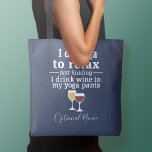 Citation de vin amusant - Je bois du vin dans un p<br><div class="desc">Un petit humour à boire que vous pouvez transmettre à vos copines amoureuses du vin. Faites-les rire avec ce cadeau de bâillon humoristique ou d'éléphant blanc. Je fais du yoga pour me détendre - je plaisante - je bois du vin dans mon pantalon de yoga.</div>
