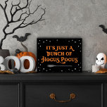 Citation d'Halloween noir et orange de Pocus<br><div class="desc">Faites un peu de magie dans votre maison avec cet Halloween "C'est juste un bouquet de Hocus Pocus" sorcière citant la plaque de bois panneau sur le panneau. Le lettrage de typographie décoratif est agrémenté de rouleaux éffrayants, d'étoiles scintillantes et d'un broomstick de sorcière. Le jeu de couleurs noir et...</div>