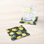 Citroengeel bladpatroon vierkante kartonnen onderzetter (Insitu)