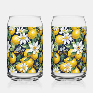 Citrons jaunes frais avec abeilles affairées et fl