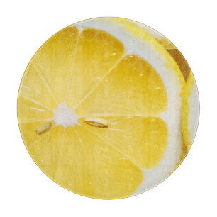 Citrons sur planche à découper en verre ronde