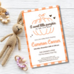 CITROUILLE BUDGET Genre Neutre Douche Invitation<br><div class="desc">Fêtez l'arrivée prochaine d'un doux petit citrouille avec ce baby shower charmant et neutre pour les femmes ! Doté d'un simple citrouille orange avec coeur et texte brun foncé, dressé contre un arrière - plan motif orange et blanc, ce thème inspiré de l'automne est parfait pour accueillir un bébé, qu'il...</div>