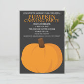 Citrouille de Halloween découpant des invitations (Debout devant)