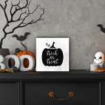 Citrouille d'Halloween noir<br><div class="desc">Célébrez l'Halloween avec style avec ce panneau d'affichage en bois de saison "trick or traiter" avec des lettres de script modernes sur un citrouille à texture rustique noir.</div>