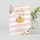 Citrouille d'or rose Invitation d'anniversaire (Debout devant)