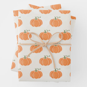 Citrouille orange sur papier cadeau beige