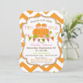 Citrouille Twin Girls Fall Baby Shower Invitations (Debout devant)