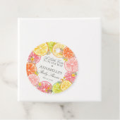 Citrus Floral Little Cutie Baby shower Circle Bedankjes Labels (In situ)