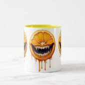 Citrus Nightmare Coffee Mug – Spooky Fruit Design Tweekleurige Koffiemok (Center)