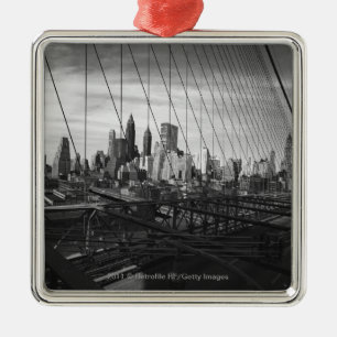 Cityscape door brugkabels metalen ornament