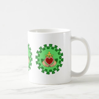 Claddagh en groene knoopwerk koffiemok