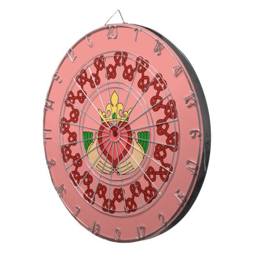Claddagh en Red Knotwork op roze Dartbord (Voorkant Rechts)
