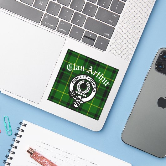 Clan Arthur Crest Badge & Tartan Sticker (Laptop met iPhone)