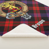 Clan Brown Crest over Tartan Sherpa Deken (3/4)