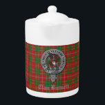Clan Burnett Crest Badge & Tartan<br><div class="desc">Élégante théière avec Clan Burnett écossais arrière - plan tartan moderne avec badge de crête de clan et texte personnalisable.</div>