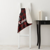 Clan Cameron Crest Badge en Tartan Sherpa Deken (In situ)