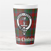 Clan Chisholm Tartan & Crest Badge Latte Mok (Voorkant)