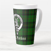 Clan Forbes Tartan en Crest Badge Latte Mok (Rechterhoek)