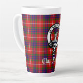 Clan Fraser Crest Badge en Tartan Latte Mok (Linkerhoek)