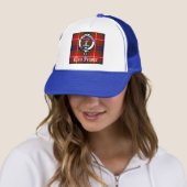 Clan Fraser Crest Badge en Tartan Trucker Pet (In situ)