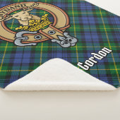 Clan Gordon Crest over Tartan Sherpa Deken (3/4)