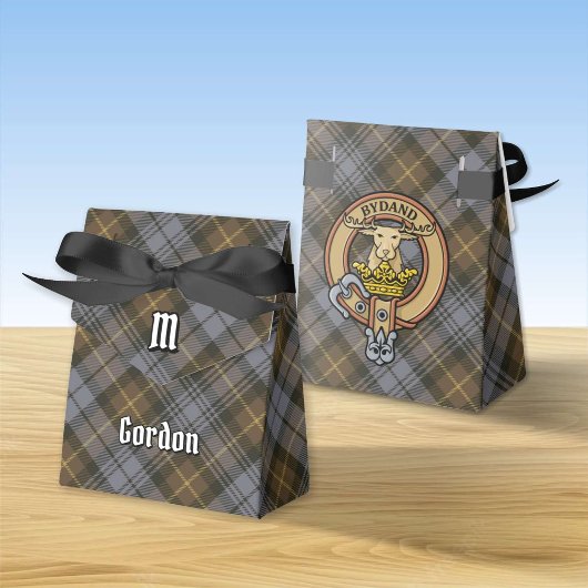 Clan Gordon Crest over Weathered Tartan Vor Box Bedankdoosjes