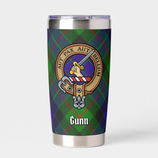 Clan Gunn Crest over Tartan Geïsoleerde Drinkbeker (Voorkant)