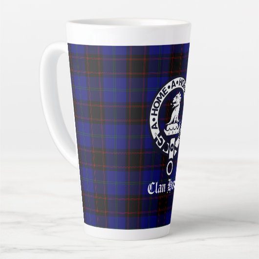 Clan Home Crest Badge en Tartan Latte Mok (Linkerhoek)