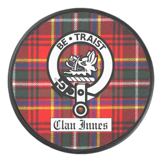 Clan Innes Crest Badge en Tartan Hockey Puck (Voorkant)