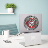 Clan Innes Crest & Tartan Sticker (Laptop op bureau)