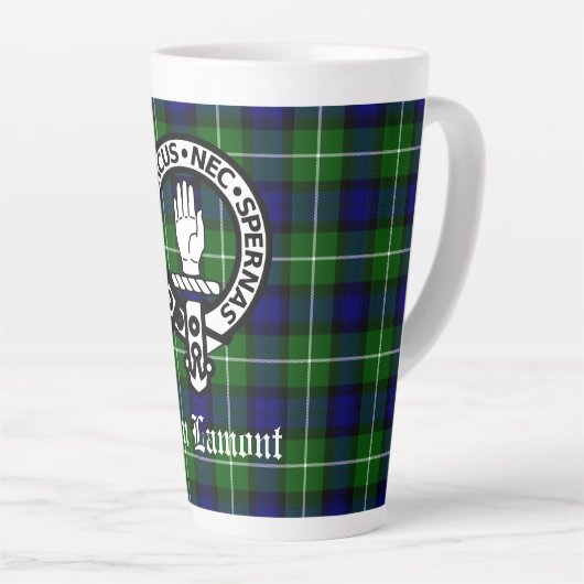 Clan Lamont Crest Badge en Tartan Latte Mok (Rechterhoek)
