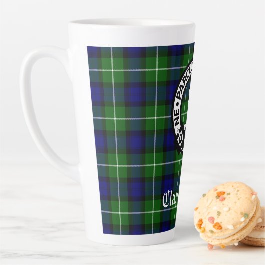 Clan Lamont Crest Badge en Tartan Latte Mok (In situ)