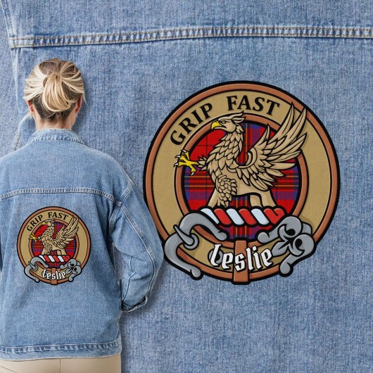 Clan Leslie Crest sur Red Tartan