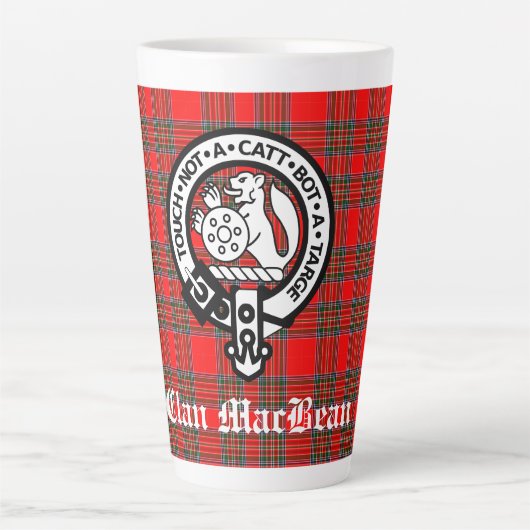 Clan MacBean Crest Badge & Tartan Latte Mok (Voorkant)