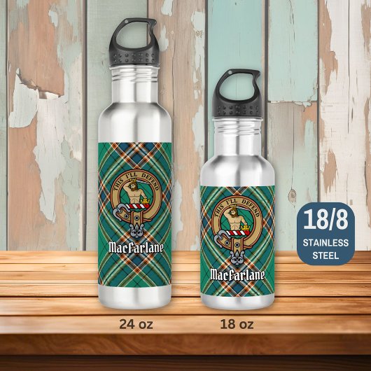 Clan MacFarlane Crest over de oude jacht Tartan Waterfles