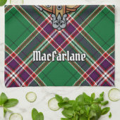 Clan MacFarlane Crest over moderne jacht Tartan Theedoek (Gevouwen)