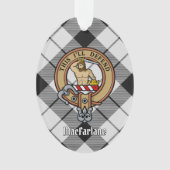 Clan MacFarlane Crest over zwart-wit tartaan Ornament (voorkant)