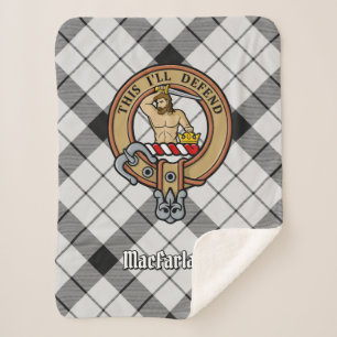 Clan MacFarlane Crest over zwart-wit tartaan Sherpa Deken