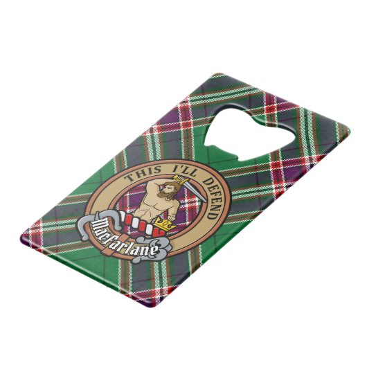 Clan MacFarlane Crest sur Tartan de chasse moderne (Devant Angle)