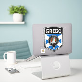 Clan MacGregor Crest & Tartan Saltire - Gregg Sticker (Laptop op bureau)