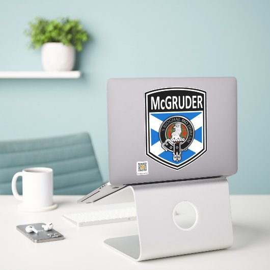 Clan MacGregor Crest & Tartan Saltire - McGruder Sticker (Laptop op bureau)