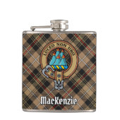 Clan MacKenzie Crest over Verweerde Jacht Tartan Heupfles (Voorkant)