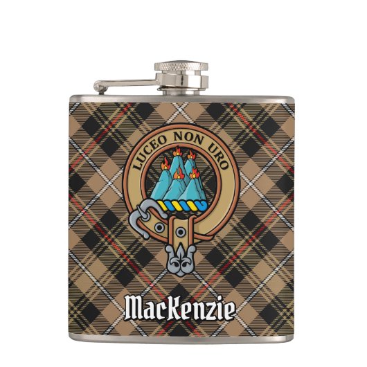 Clan MacKenzie Crest over Verweerde Jacht Tartan Heupfles (Voorkant)