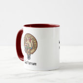 Clan MacPherson Crest sur la robe rouge Tartan Mug (Devant gauche)