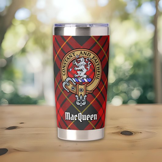 Clan MacQueen Crest boven Tartan Geïsoleerde Drinkbeker