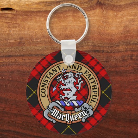 Clan MacQueen Crest boven Tartan Sleutelhanger (Voorkant)