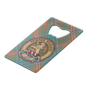Clan Wilson Crest over het oude Tartan Kredietkaart Flessenopener (Voorkant Gekanteld)