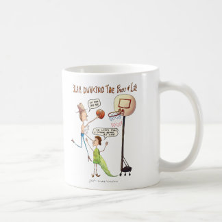Claquement trempant la tasse de réalités de la vie